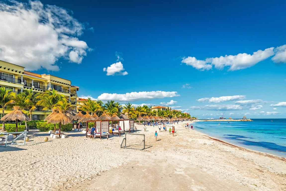 Puerto Morelos tiene clubes de playa y festivales de música.